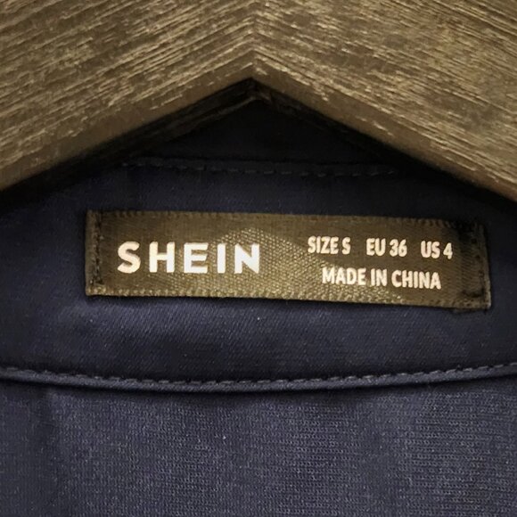 Sleeveless Collared Button Down Blouse - Picture 3 of 3